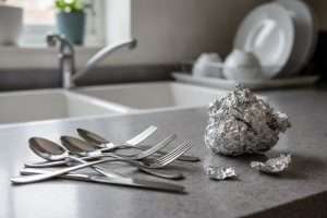 Nettoyer l’argenterie avec du papier aluminium : la méthode